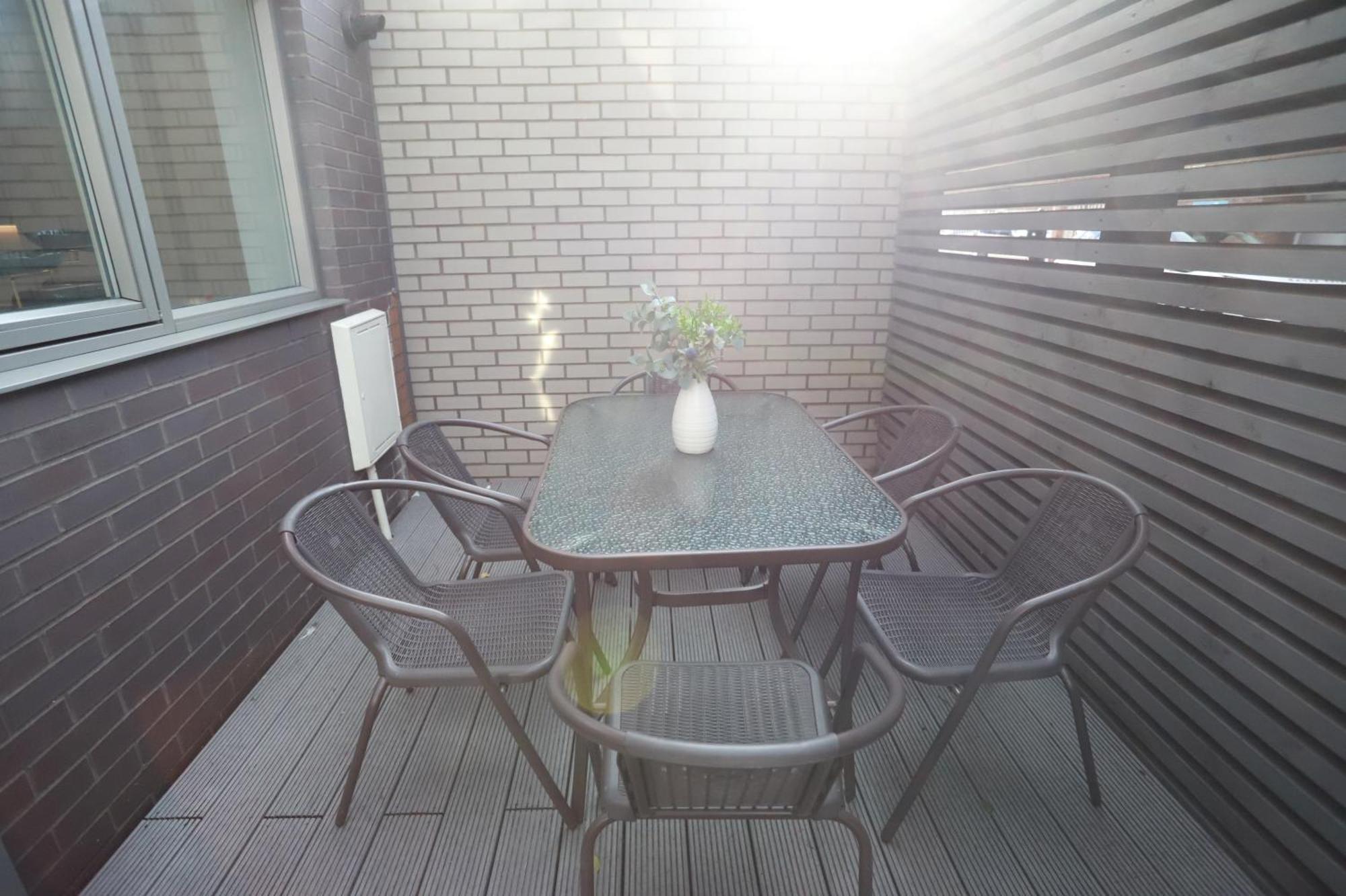 Spacious 3-Story Retreat With Rooftop Terrace And Modern Amenities Лондон Экстерьер фото