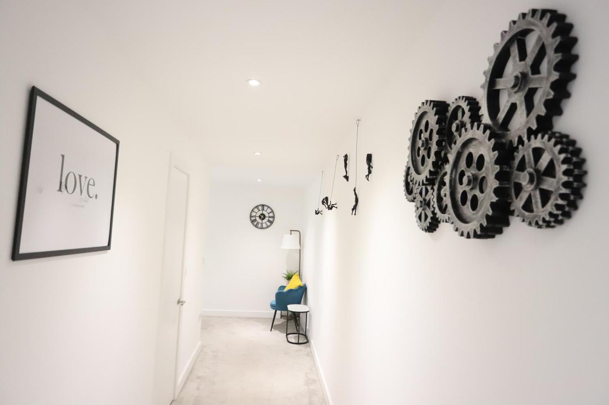 Spacious 3-Story Retreat With Rooftop Terrace And Modern Amenities Лондон Экстерьер фото