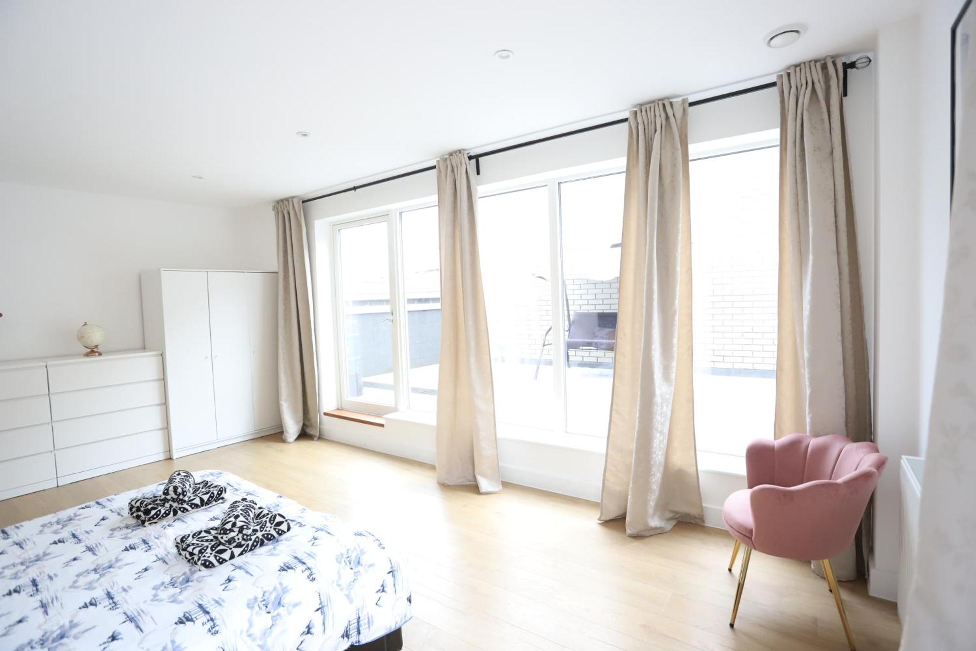 Spacious 3-Story Retreat With Rooftop Terrace And Modern Amenities Лондон Экстерьер фото