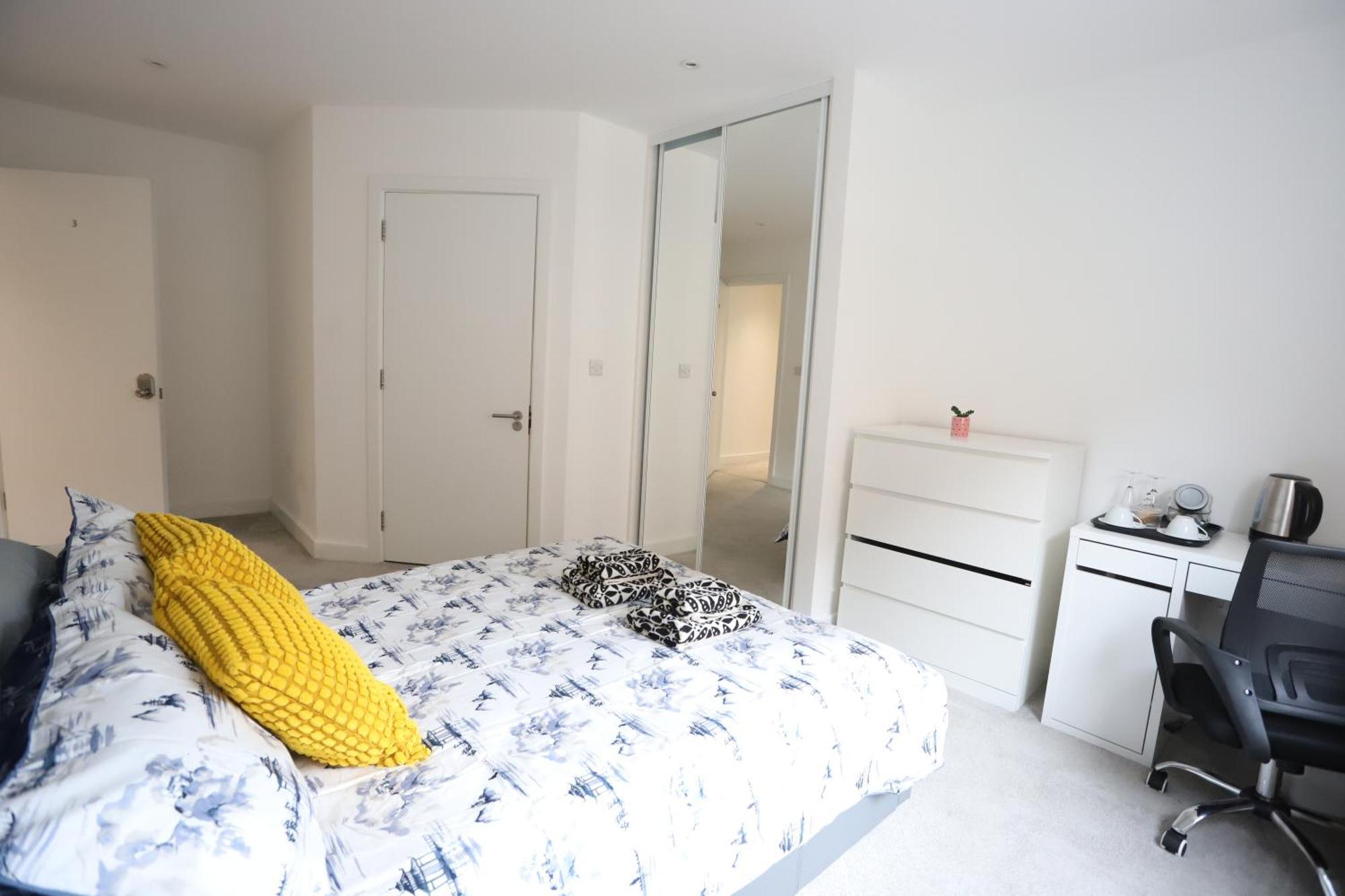 Spacious 3-Story Retreat With Rooftop Terrace And Modern Amenities Лондон Экстерьер фото