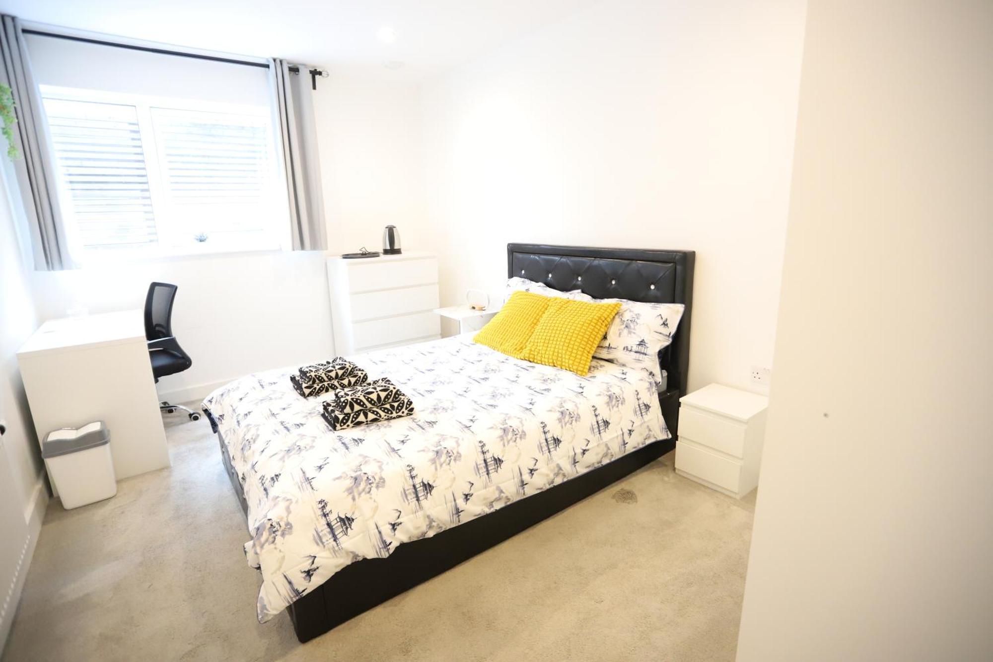 Spacious 3-Story Retreat With Rooftop Terrace And Modern Amenities Лондон Экстерьер фото