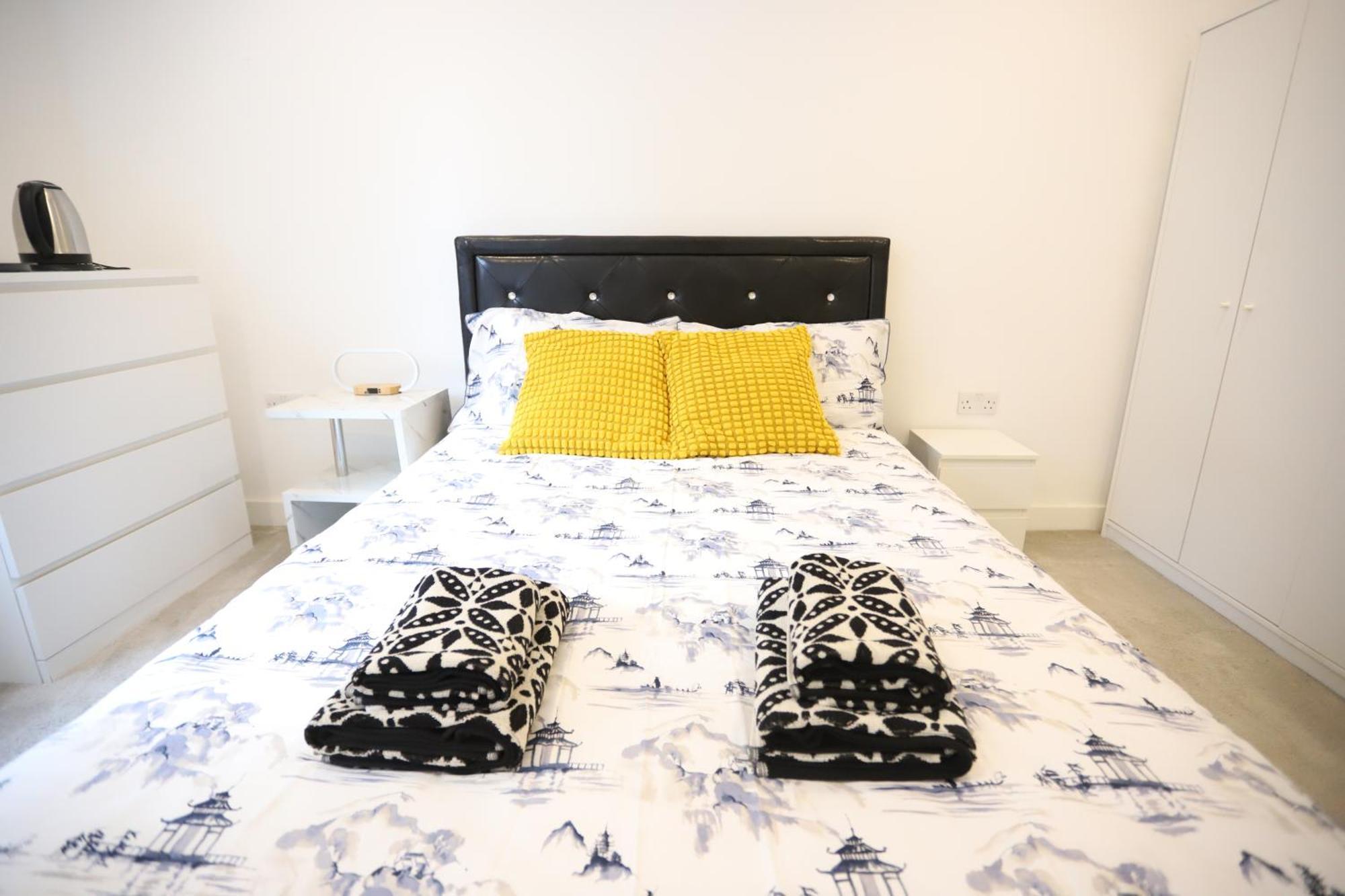 Spacious 3-Story Retreat With Rooftop Terrace And Modern Amenities Лондон Экстерьер фото
