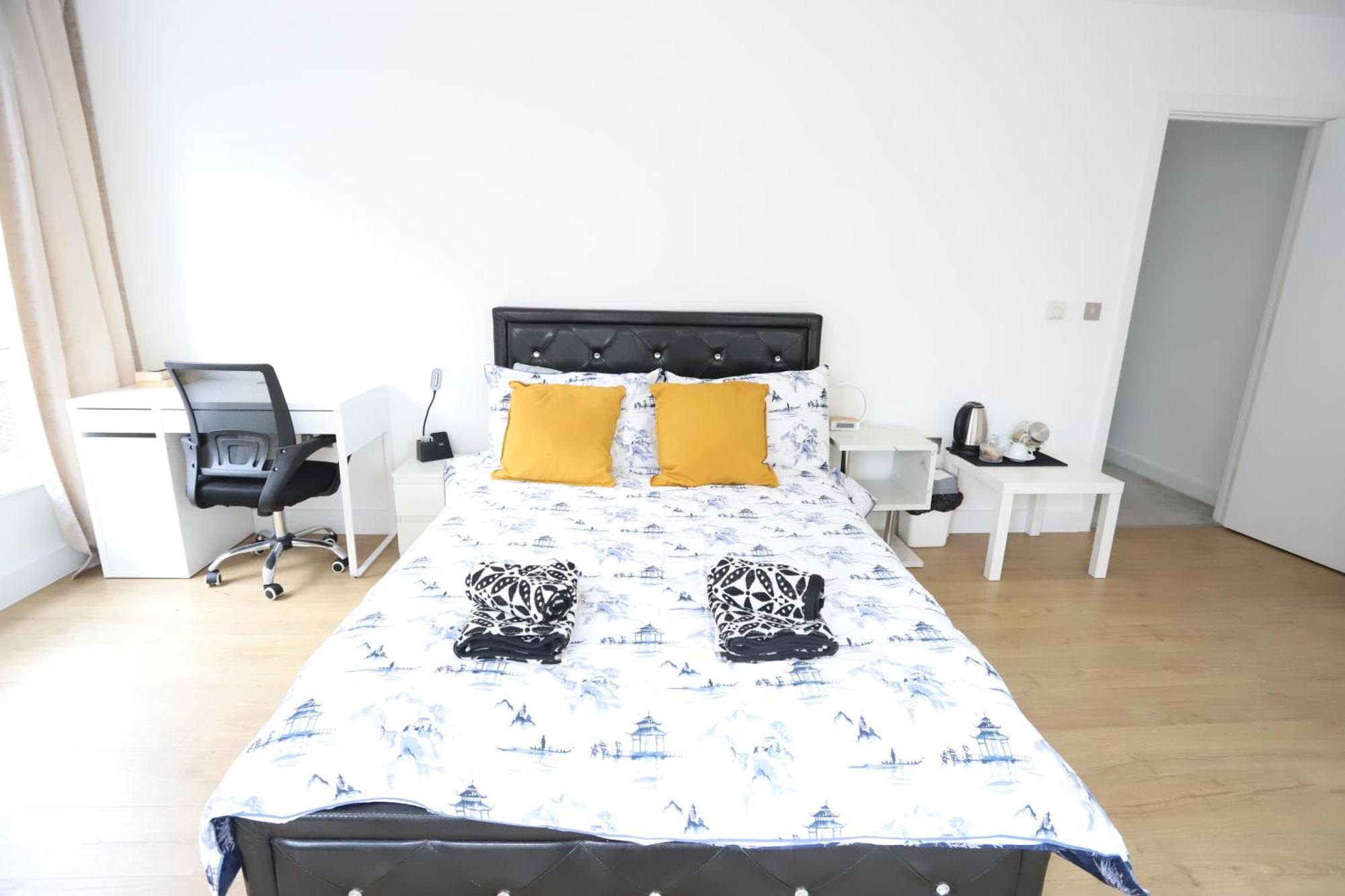 Spacious 3-Story Retreat With Rooftop Terrace And Modern Amenities Лондон Экстерьер фото