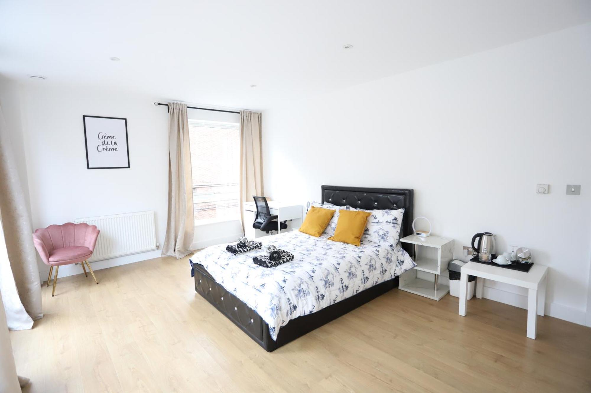 Spacious 3-Story Retreat With Rooftop Terrace And Modern Amenities Лондон Экстерьер фото