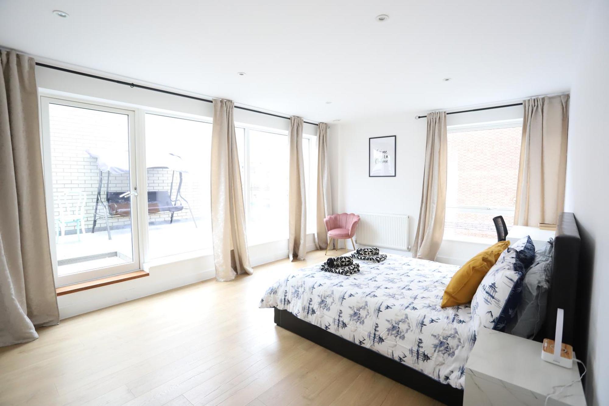 Spacious 3-Story Retreat With Rooftop Terrace And Modern Amenities Лондон Экстерьер фото
