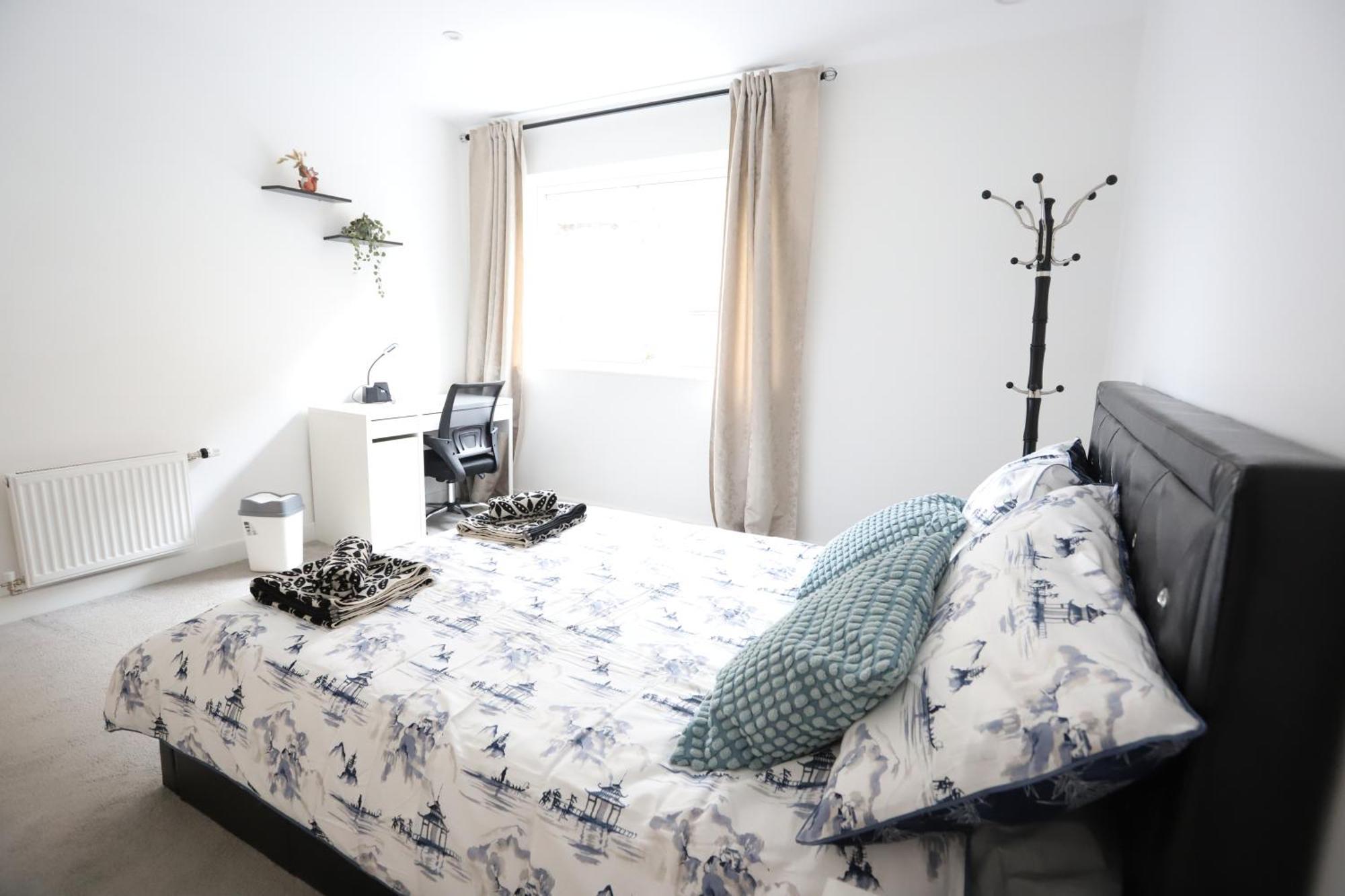 Spacious 3-Story Retreat With Rooftop Terrace And Modern Amenities Лондон Экстерьер фото