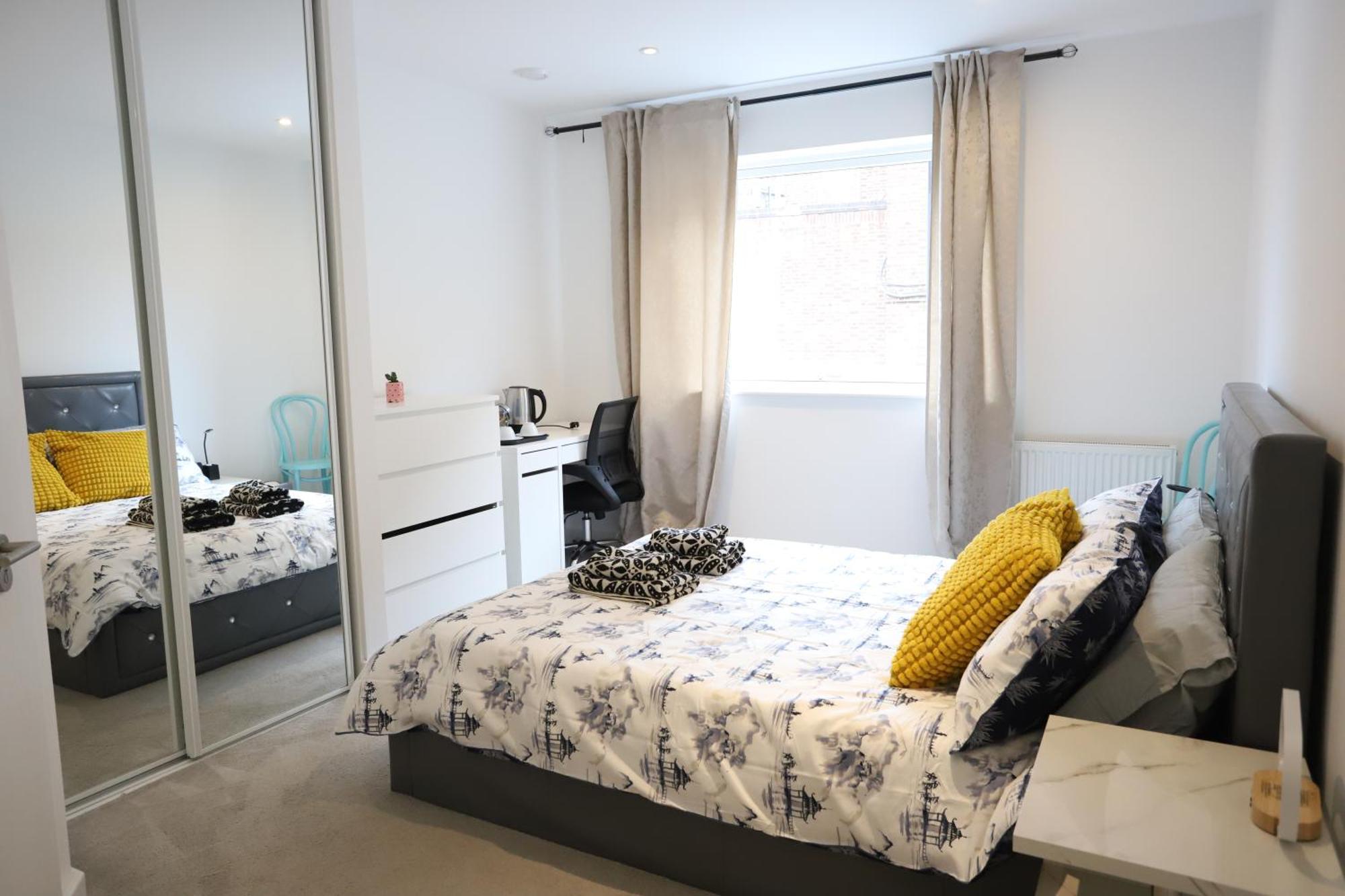Spacious 3-Story Retreat With Rooftop Terrace And Modern Amenities Лондон Экстерьер фото