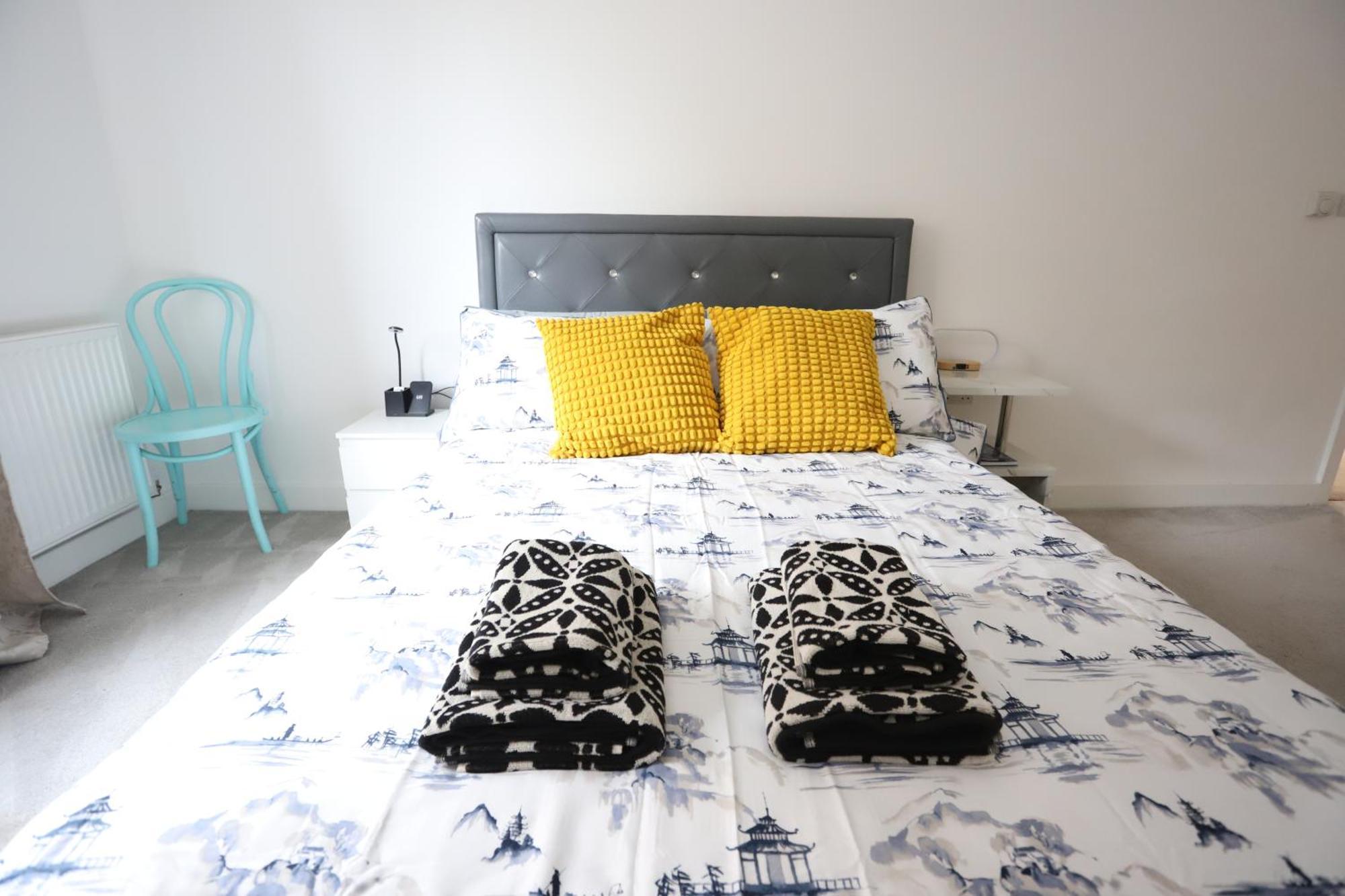 Spacious 3-Story Retreat With Rooftop Terrace And Modern Amenities Лондон Экстерьер фото