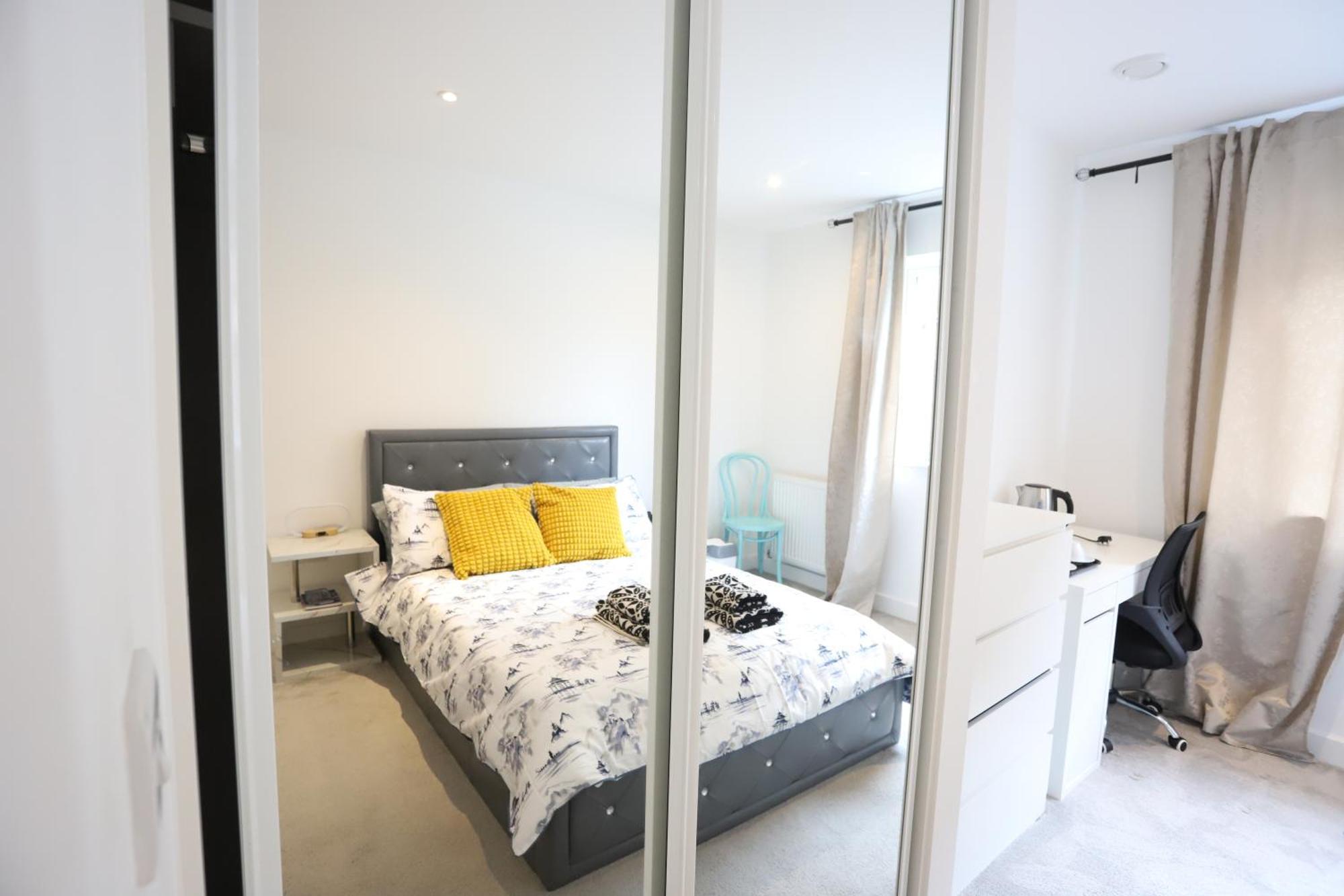 Spacious 3-Story Retreat With Rooftop Terrace And Modern Amenities Лондон Экстерьер фото