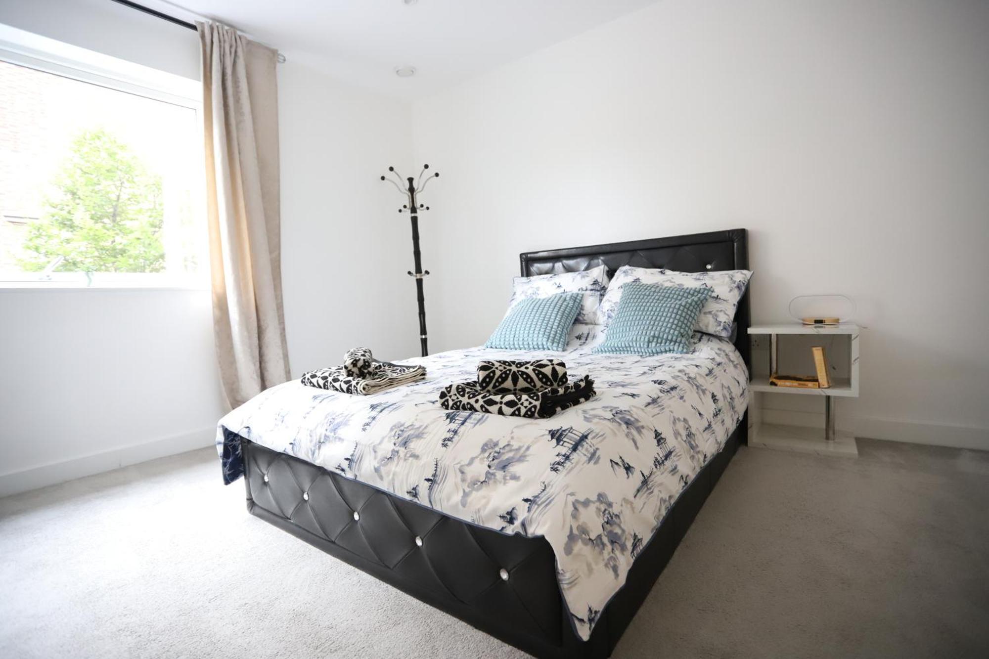 Spacious 3-Story Retreat With Rooftop Terrace And Modern Amenities Лондон Экстерьер фото