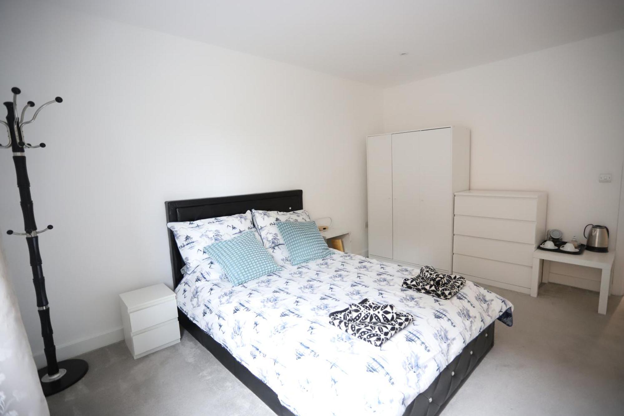 Spacious 3-Story Retreat With Rooftop Terrace And Modern Amenities Лондон Экстерьер фото