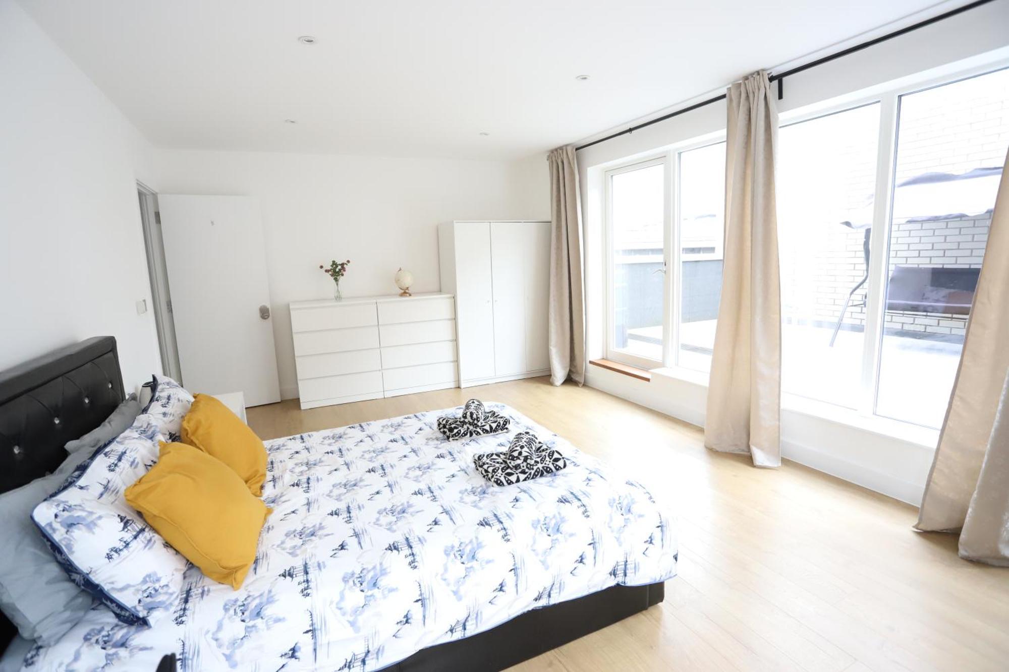 Spacious 3-Story Retreat With Rooftop Terrace And Modern Amenities Лондон Экстерьер фото