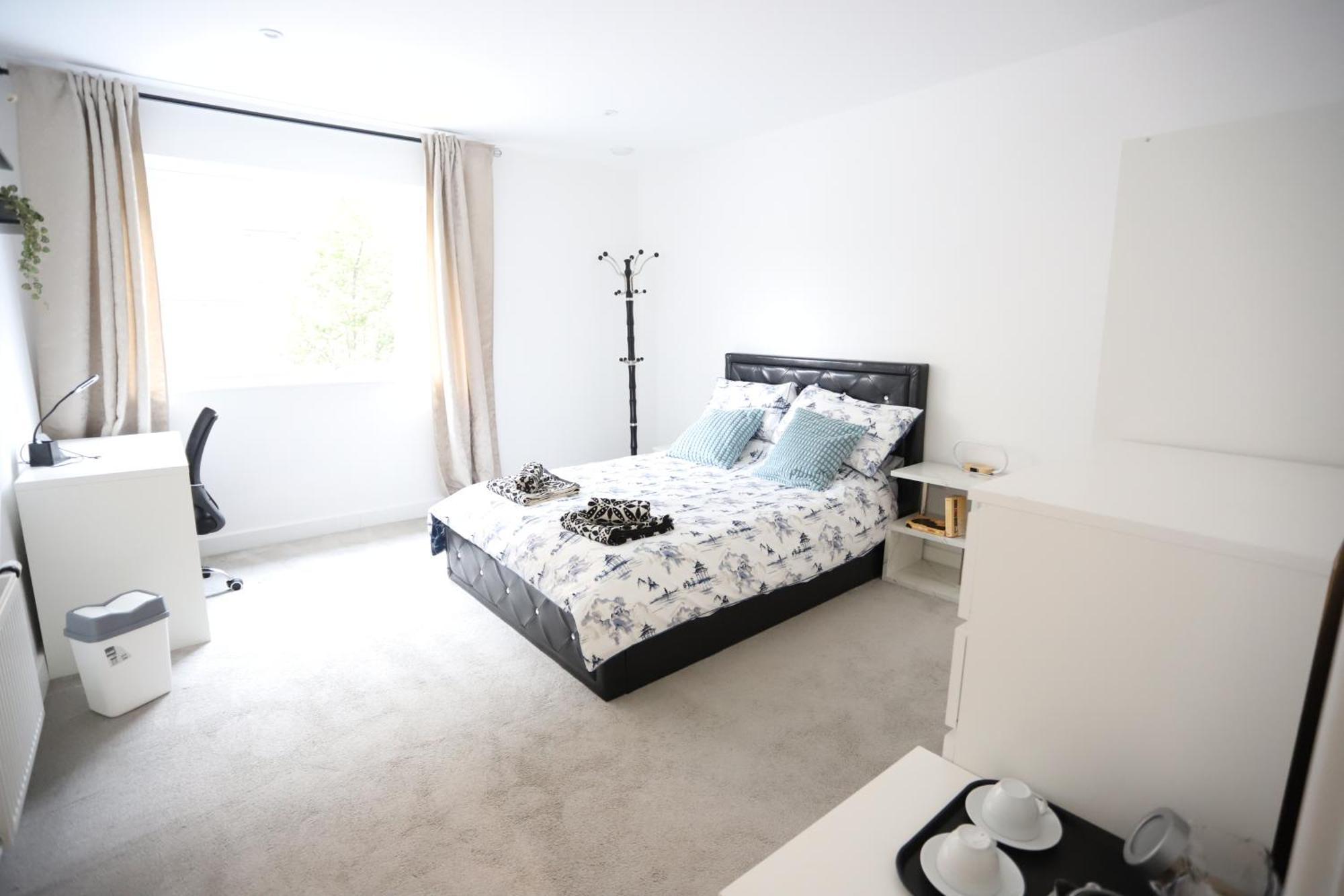 Spacious 3-Story Retreat With Rooftop Terrace And Modern Amenities Лондон Экстерьер фото