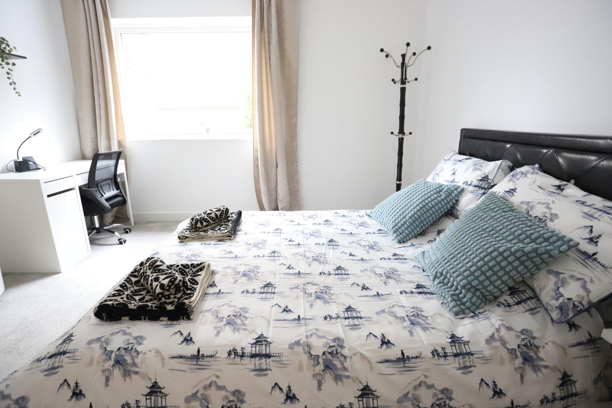 Spacious 3-Story Retreat With Rooftop Terrace And Modern Amenities Лондон Экстерьер фото