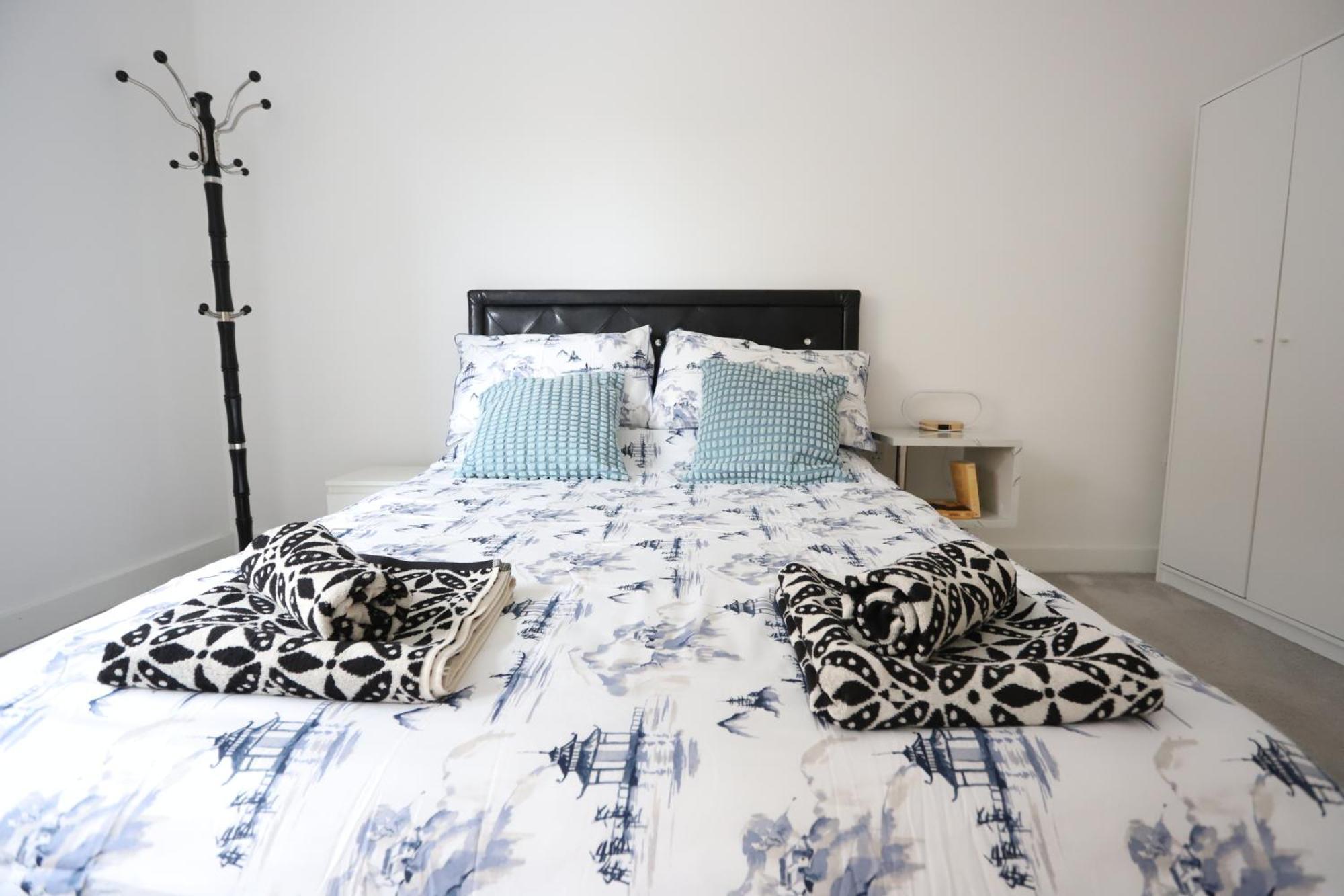 Spacious 3-Story Retreat With Rooftop Terrace And Modern Amenities Лондон Экстерьер фото