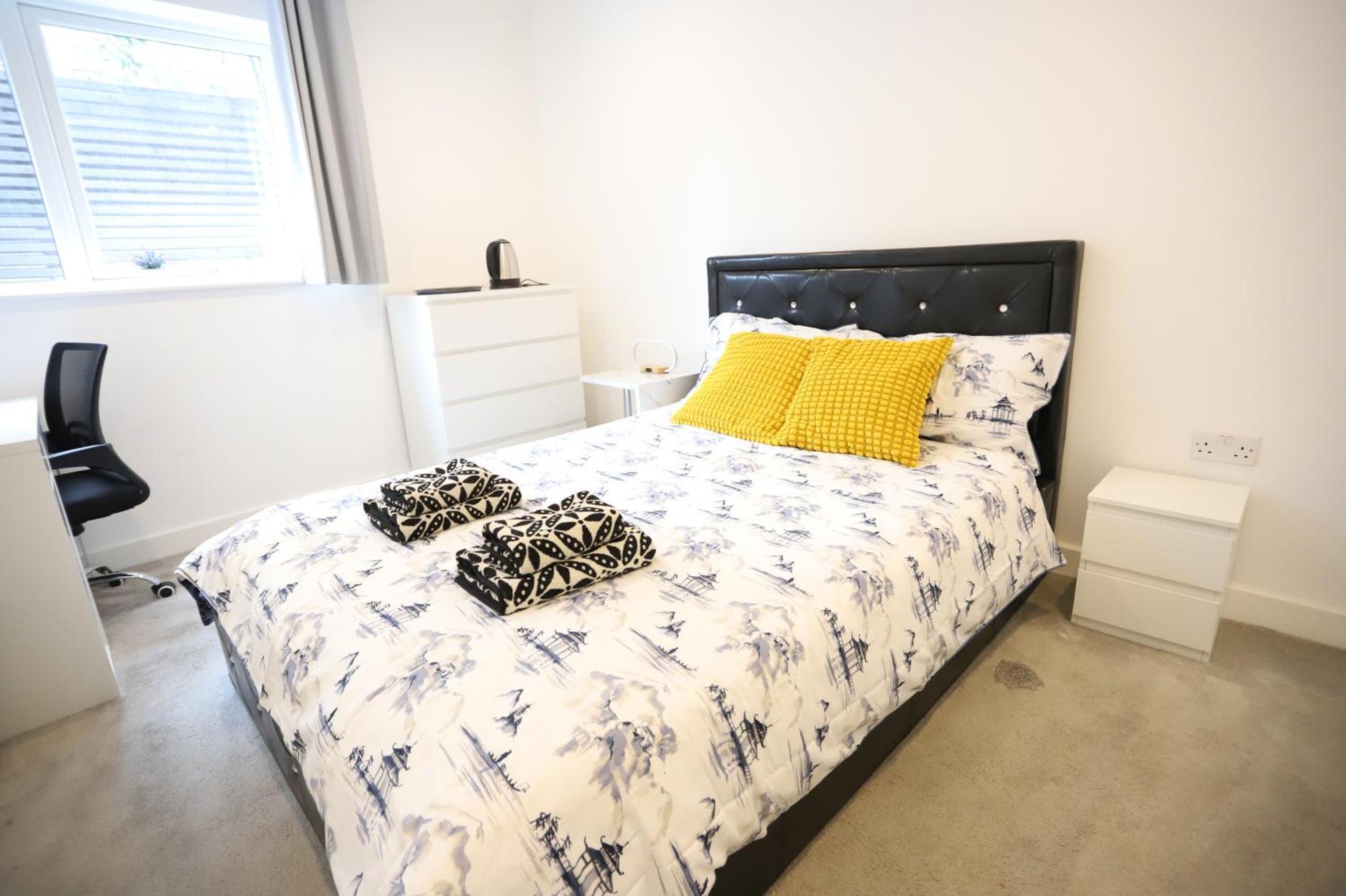 Spacious 3-Story Retreat With Rooftop Terrace And Modern Amenities Лондон Экстерьер фото